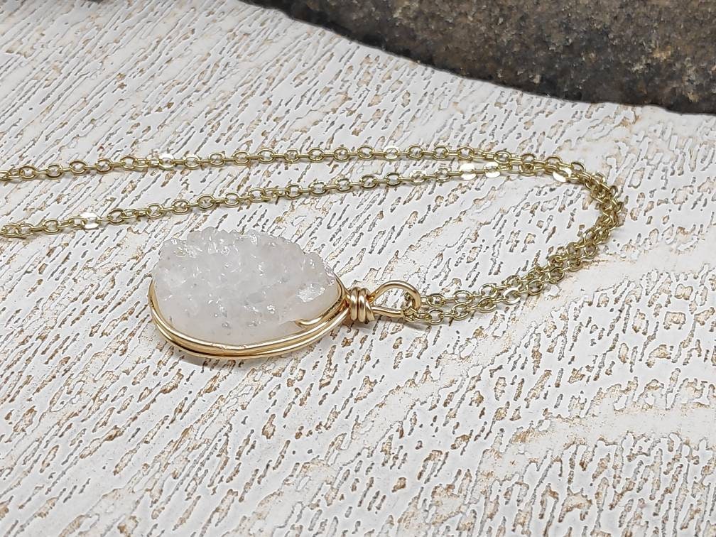 Raw Geode Aura Quartz Crystal Necklace, Wire Wrap Pendant Dainty Pendant Necklace, White Druzy Crystal Cluster, gemstone,Healing stone