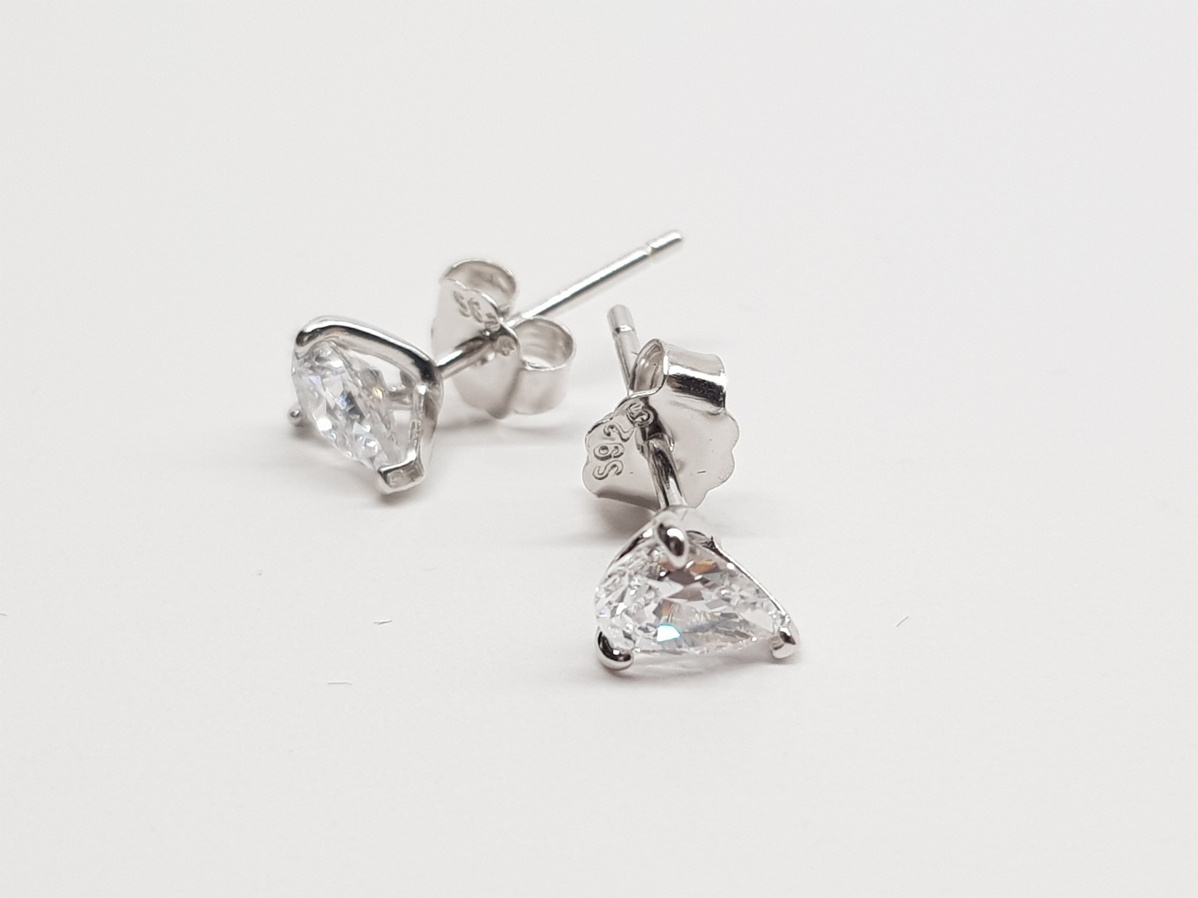 SEÓRA Pear Light Studs — Silver