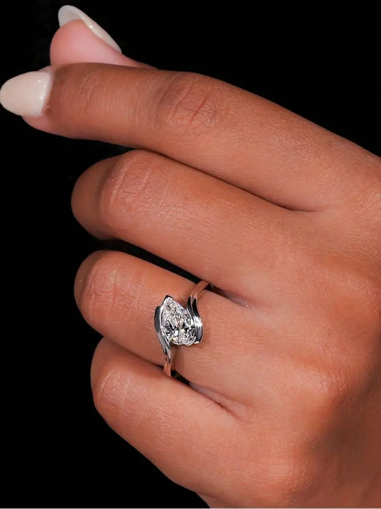 SEÓRA | Teardrop Frame Ring