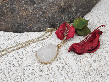 Raw Geode Aura Quartz Crystal Necklace, Wire Wrap Pendant Dainty Pendant Necklace, White Druzy Crystal Cluster, gemstone,Healing stone