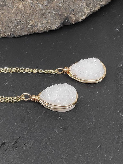 Raw Geode Aura Quartz Crystal Necklace, Wire Wrap Pendant Dainty Pendant Necklace, White Druzy Crystal Cluster, gemstone,Healing stone