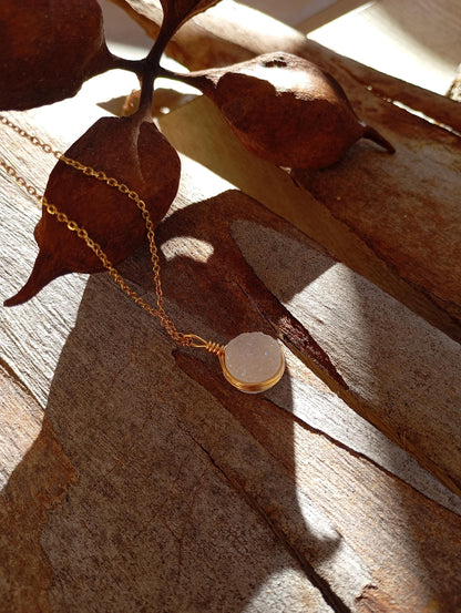 Raw Geode Aura Quartz Crystal Necklace, Wire Wrap Pendant Dainty Pendant Necklace, White Druzy Crystal Cluster, gemstone,Healing stone