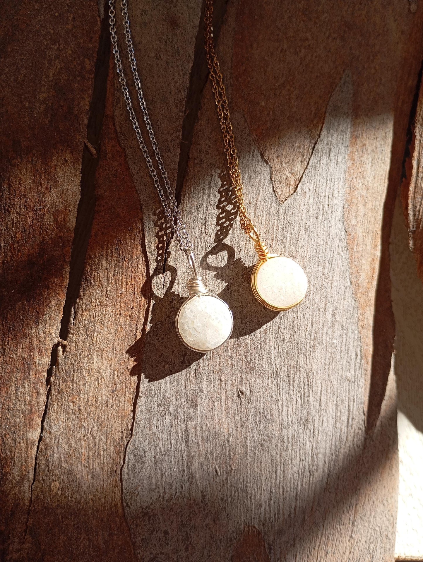 Raw Geode Aura Quartz Crystal Necklace, Wire Wrap Pendant Dainty Pendant Necklace, White Druzy Crystal Cluster, gemstone,Healing stone