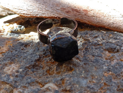 Raw Black Tourmaline open brass finger ring man, gemstone, Domineering,Reiki, antique bronze, retro,evil eye protection stone, mascot,amulet