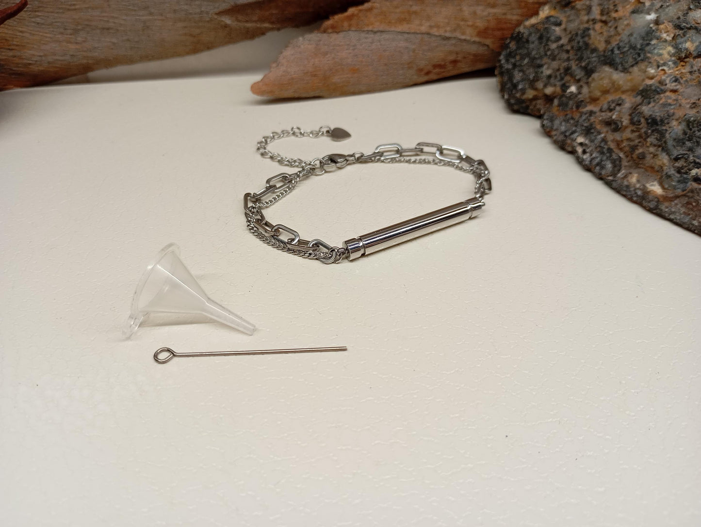 Set includes:
✔ Stainless steel cremation urn bracelet
✔ Mini funnel for easy filling
✔ Filling pin to assist with transferring ashes