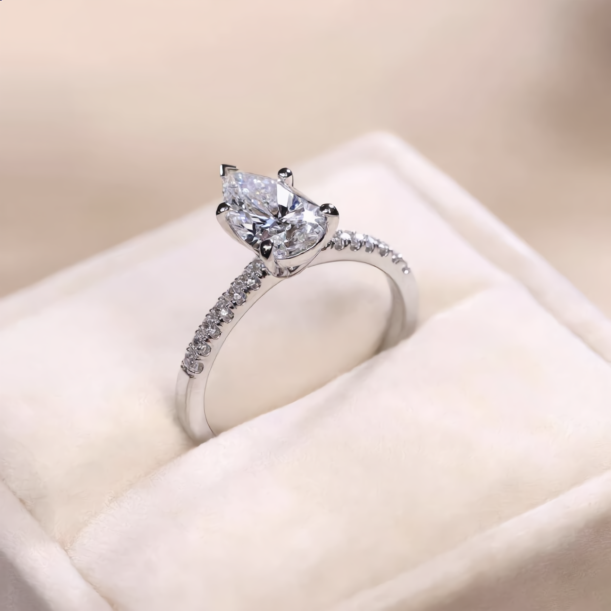 Pear Cut 2CT Moissanite 18K Gold Ring | SEÓRA