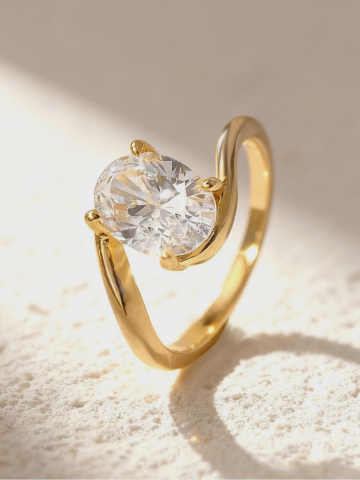 Oval Moissanite Ring in 18K Gold – Curve Design | SEÓRA