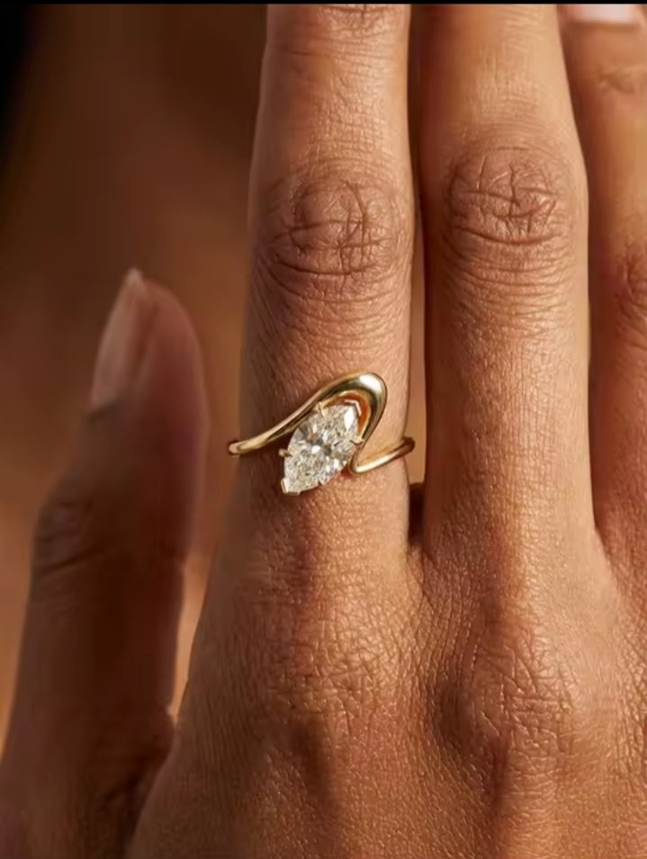 SEÓRA | Axis Curve Marquise Ring