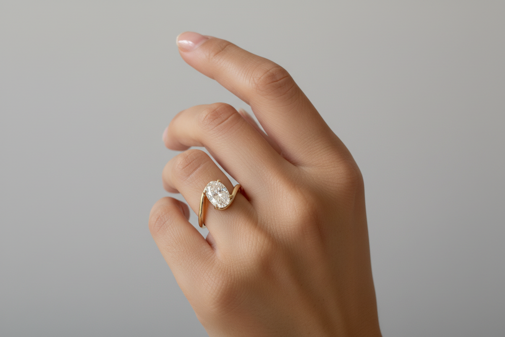 Oval Moissanite Ring in 18K Gold – Curve Design | SEÓRA
