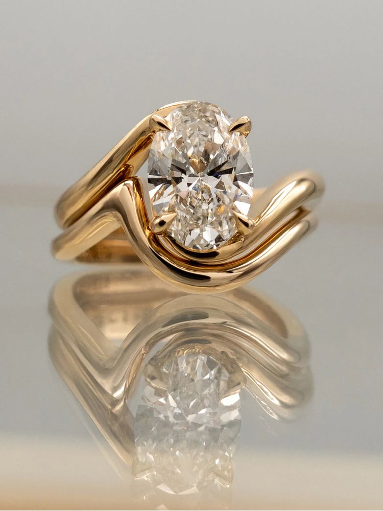 SEÓRA | Curve Oval Ring , CZ Brass Band