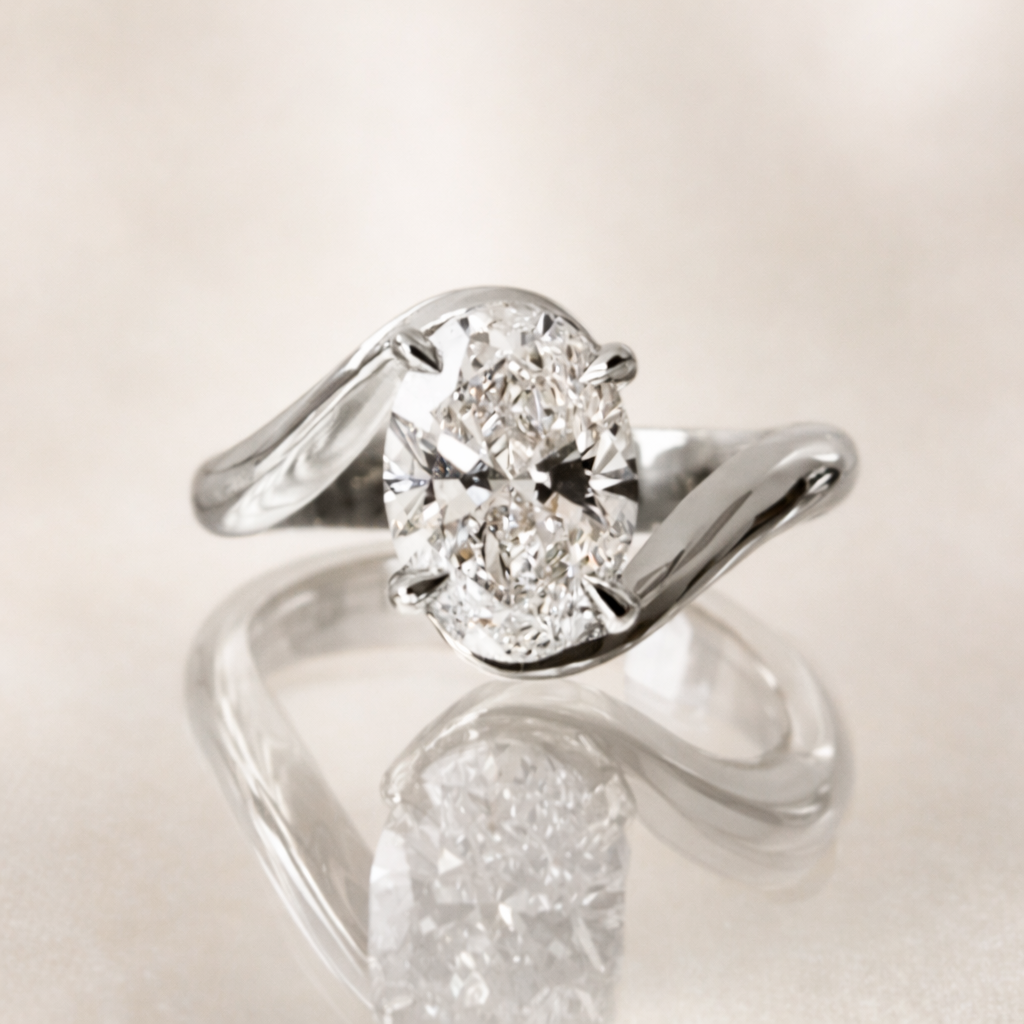 Oval Moissanite Ring in 18K Gold – Curve Design | SEÓRA