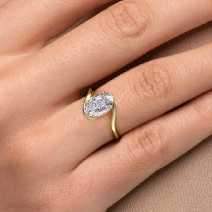 Oval Moissanite Ring in 18K Gold – Curve Design | SEÓRA