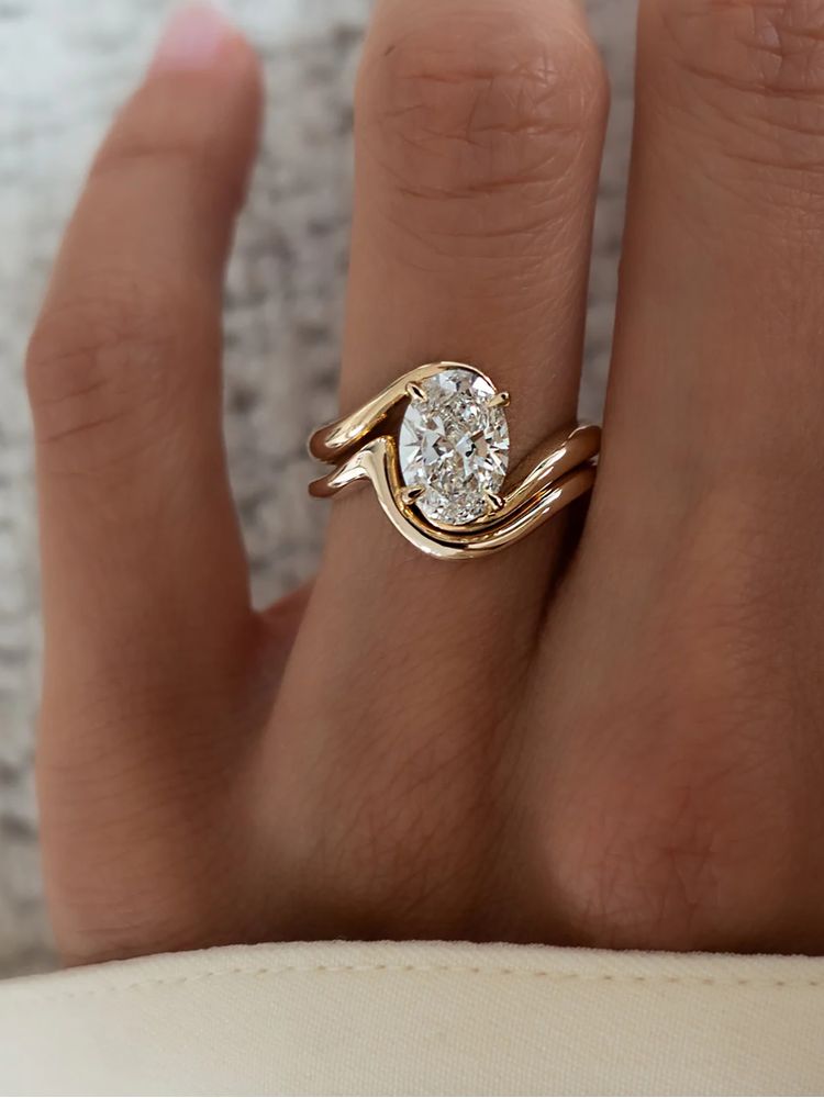 SEÓRA | Curve Oval Ring , CZ Brass Band