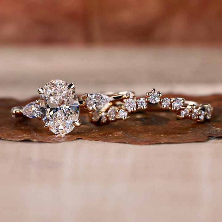 Oval Cut 2CT Moissanite in 18K Gold Bridal Ring Set | SEÓRA