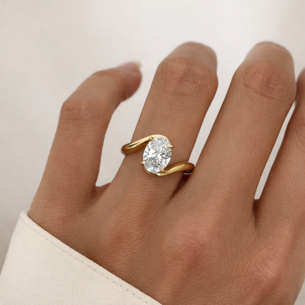 Oval Moissanite Ring in 18K Gold – Curve Design | SEÓRA