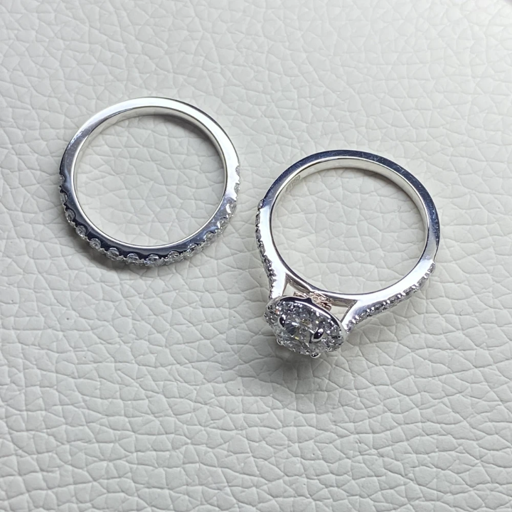 Cushion Cut Halo Bridal Gold Ring Set | SEÓRA