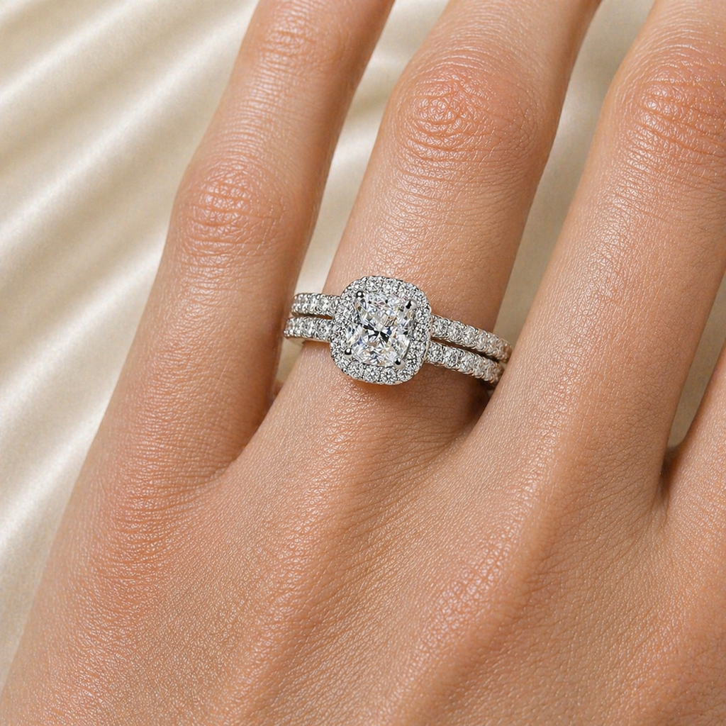 Cushion Cut Halo Bridal Gold Ring Set | SEÓRA