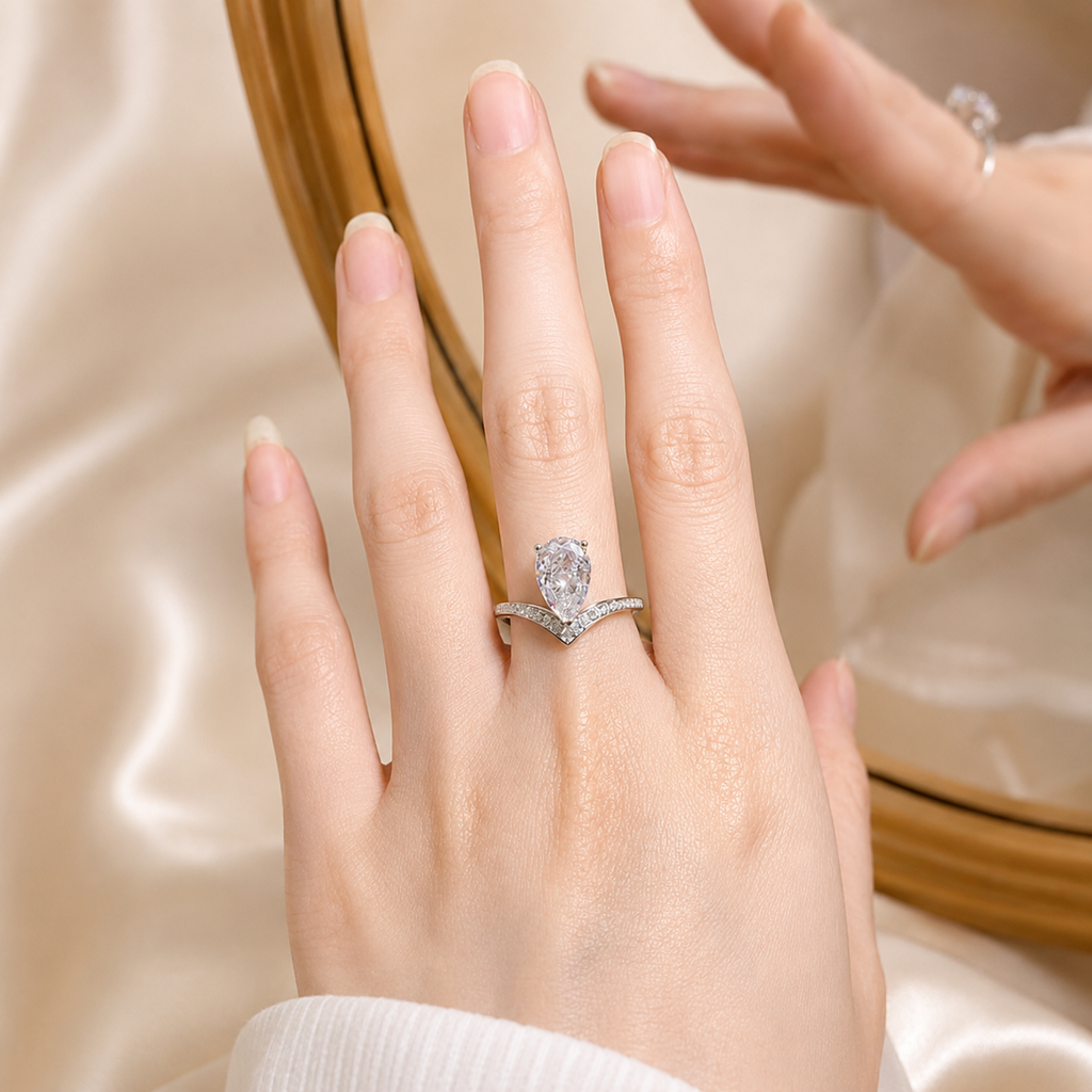 Pear Moissanite Chevron Ring – 2 CT | Solid 14K Gold | SEÓRA