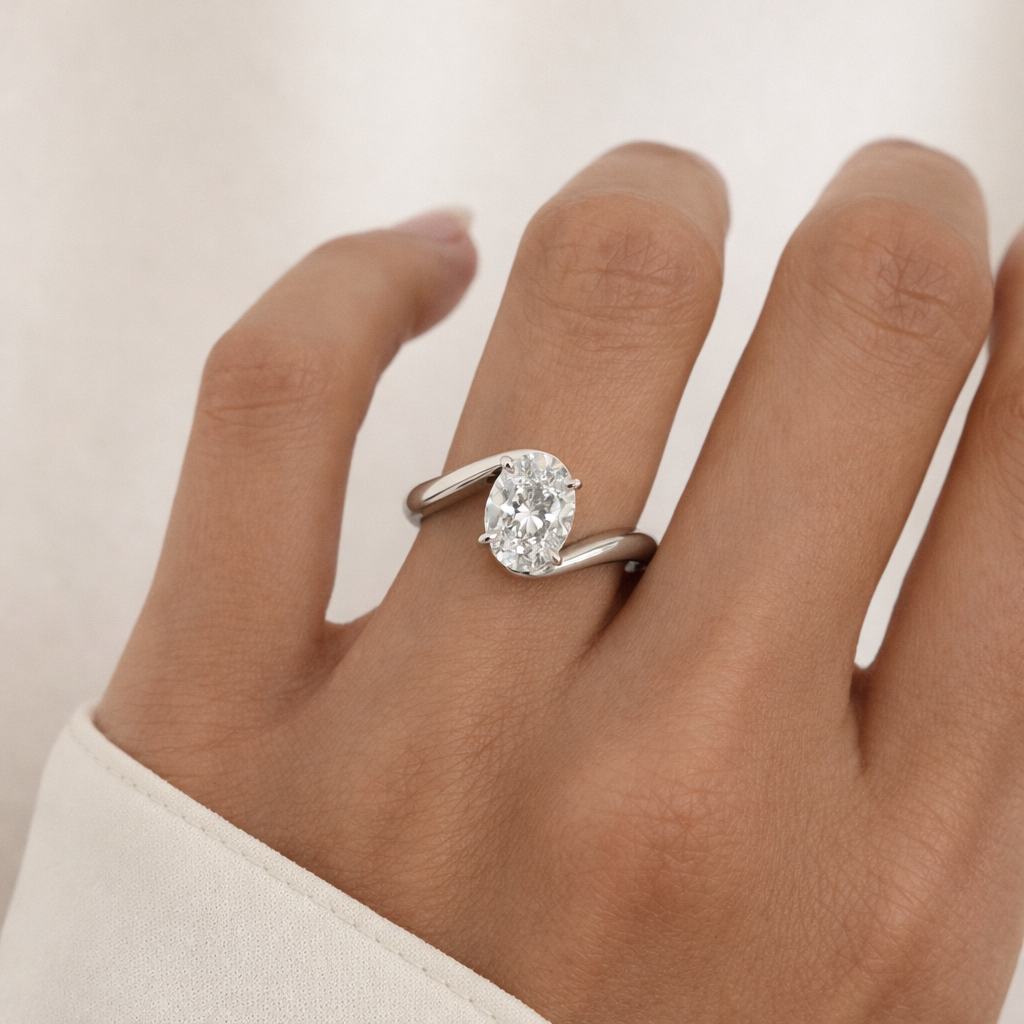 Oval Moissanite Ring in 18K Gold – Curve Design | SEÓRA